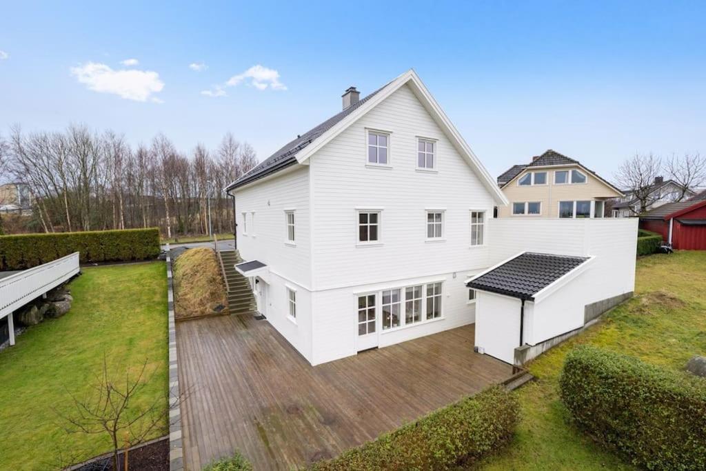 House With 5 Bedrooms, 2 Bathrooms, Available For Ons Villa Stavanger