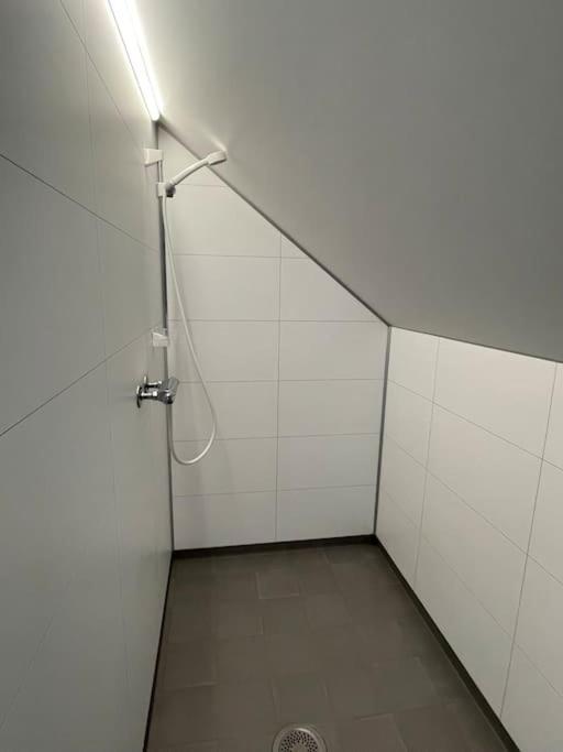 House With 5 Bedrooms, 2 Bathrooms, Available For Ons Villaer *