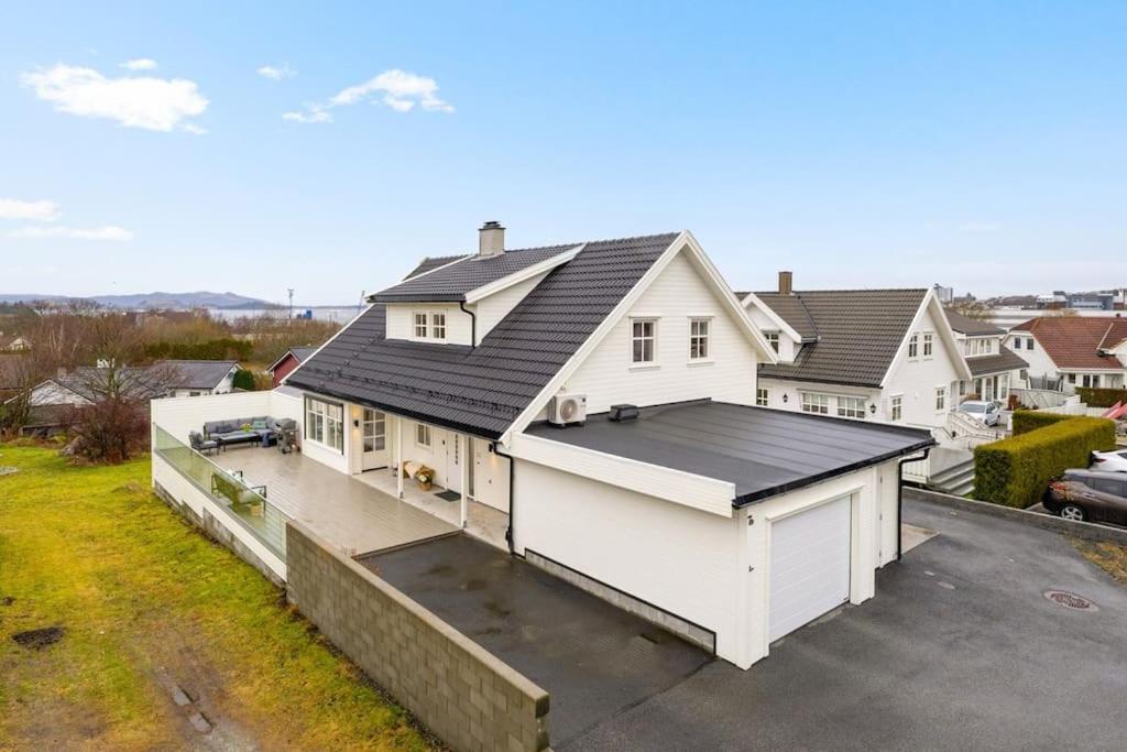 House With 5 Bedrooms, 2 Bathrooms, Available For Ons *