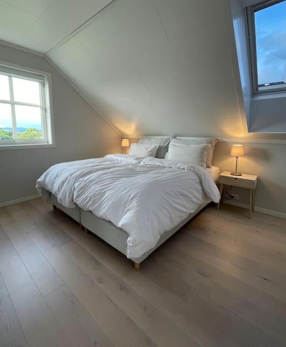 Villa House With 5 Bedrooms, 2 Bathrooms, Available For Ons *